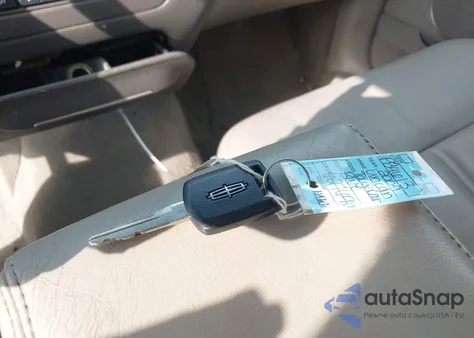 2009 Lincoln Town Car Signature Limited from USA, damaged, VIN 2LNHM82V69X627696